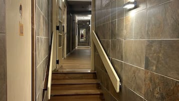 Caja de seguridad en la habitación, cortinas blackout y insonorización