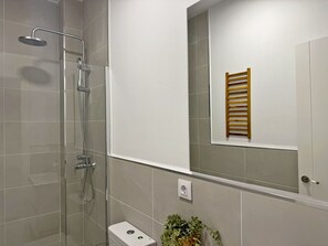 Dusche, Haartrockner, Handtücher, Seife