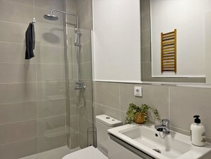 シャワー、ヘアドライヤー、タオル、石鹸