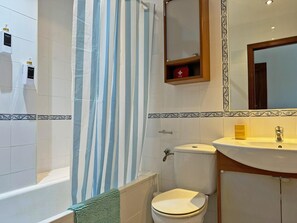 Douche, sèche-cheveux, serviettes fournies, savon