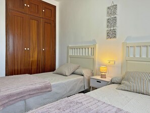 3 bedrooms, iron/ironing board, free WiFi, bed sheets