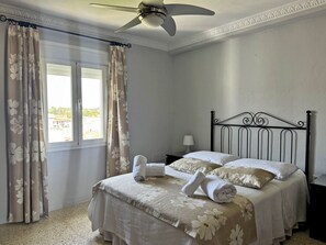 2 chambres, fer et planche à repasser, Wi-Fi gratuit, draps fournis