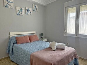 3 chambres, fer et planche à repasser, Wi-Fi gratuit, draps fournis