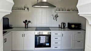 Coffee/tea maker, fridge, microwave, oven