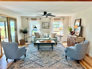 Smart TV, fireplace - VT at its best! Near hiking trails, museums & colleges. (Bennington)