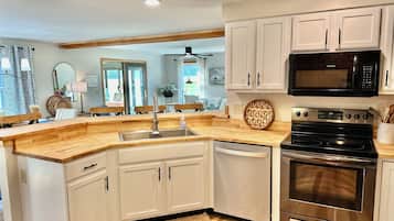 Geladeira, micro-ondas, fogão, cooktop