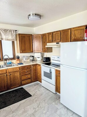 Mikrobølgeovn, ovn, kokeplater og oppvaskmaskin