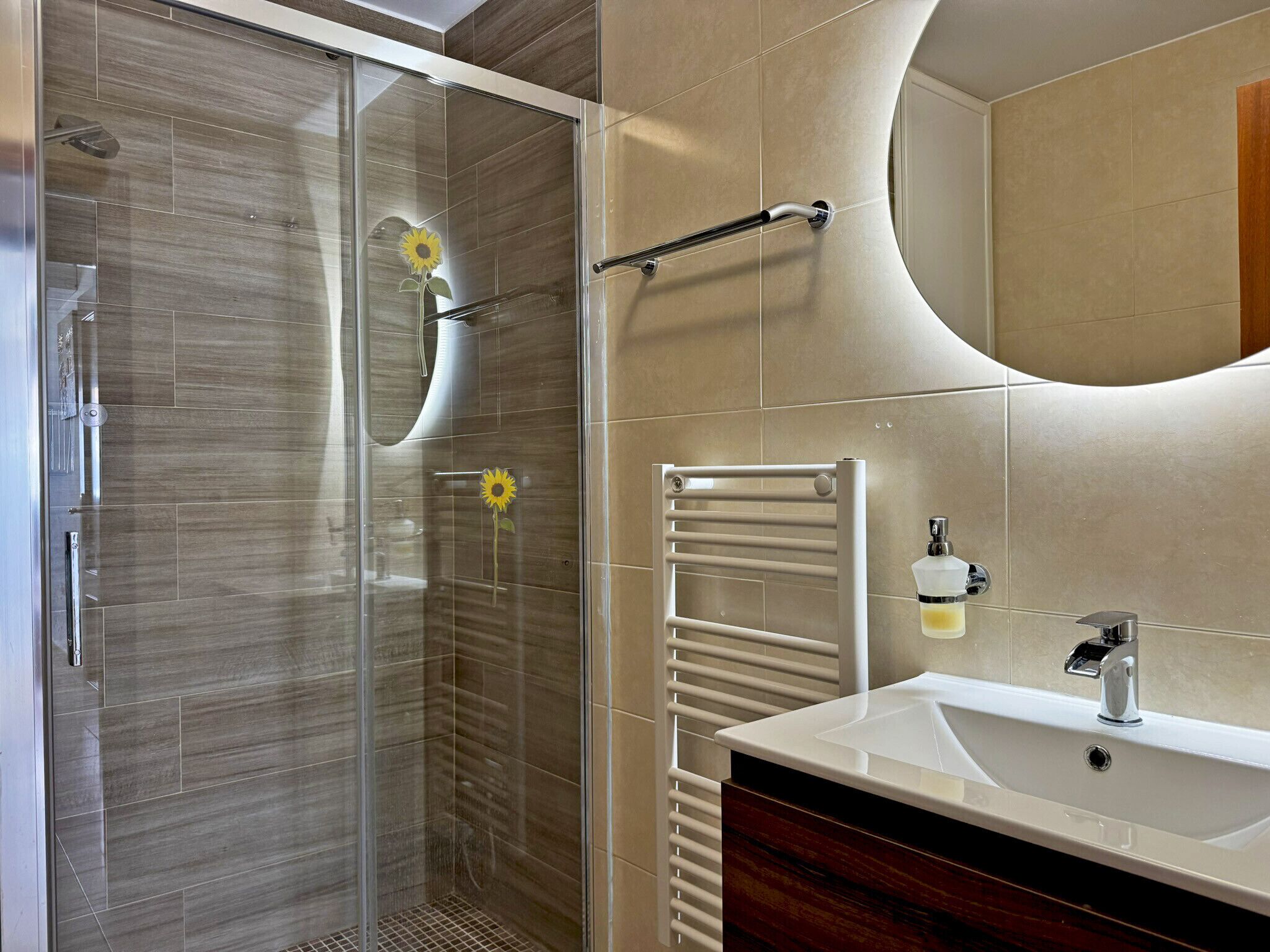 Een douche, een haardroger, handdoeken, zeep