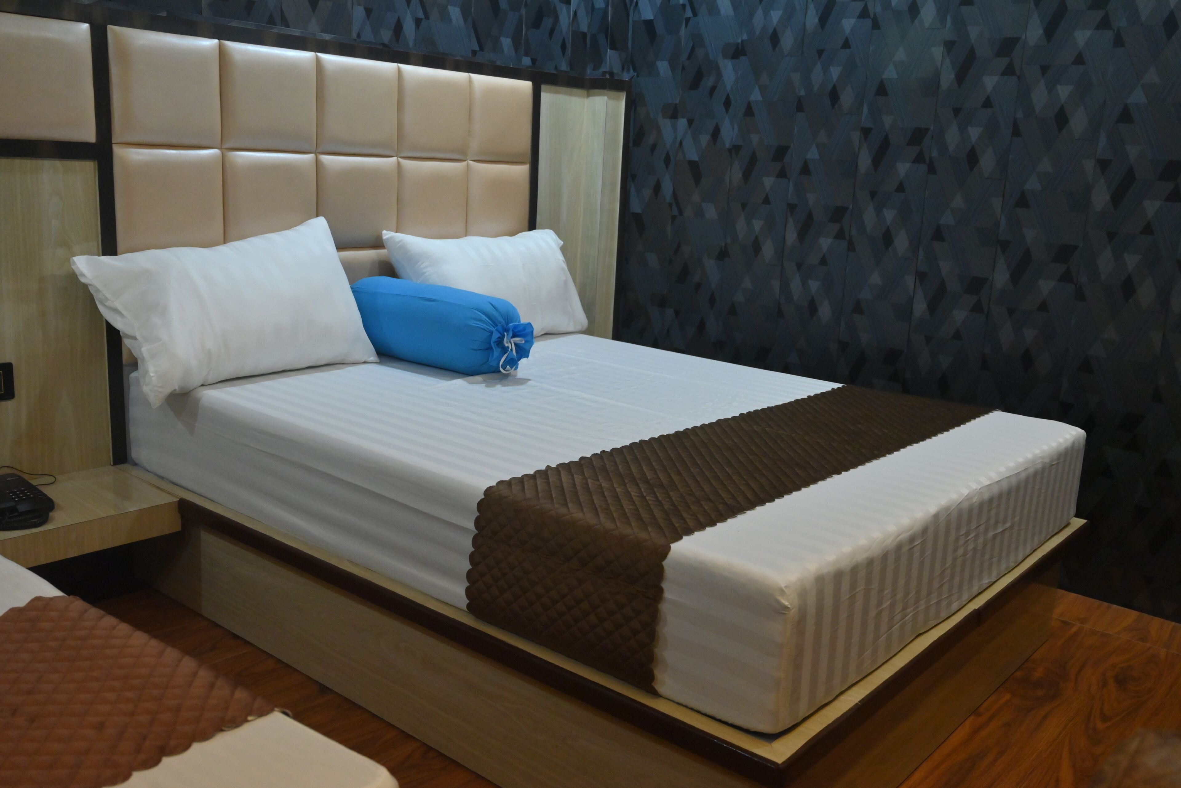 Suite | Memory-foam beds, bed sheets