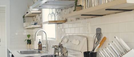 Kjøleskap, mikrobølgeovn, ovn og kokeplater