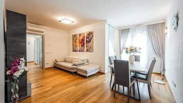 Apartment, Balcony, City View | Living area
