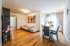Apartamento, balcón, vistas a la ciudad | Zona de estar