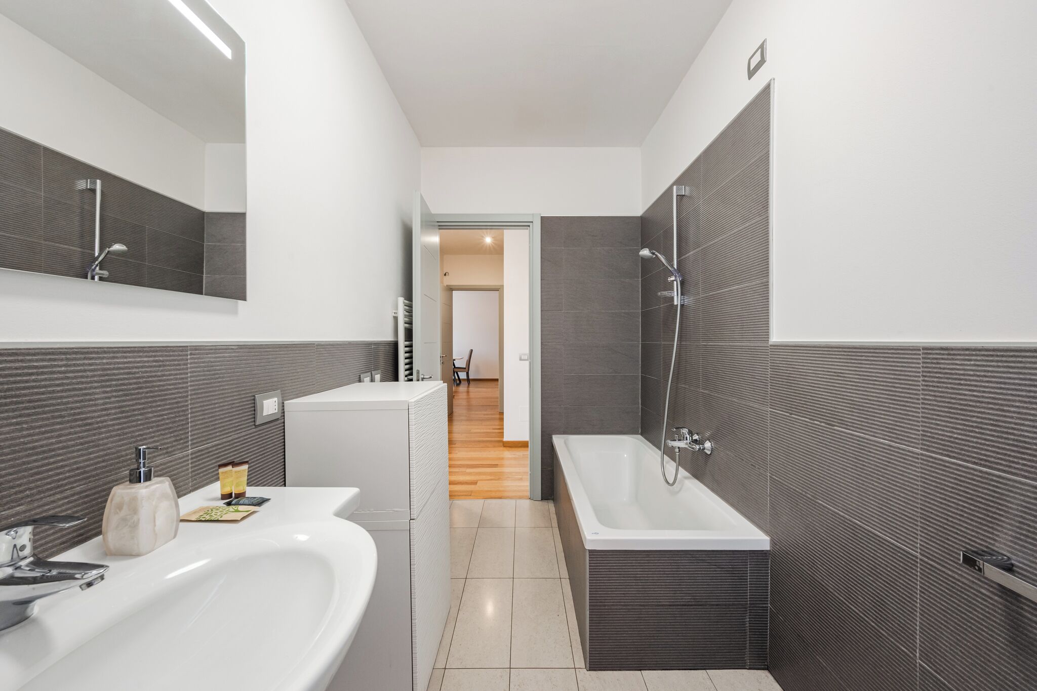 Apartment, Balkon, Stadtblick | Badezimmer | Hausschuhe