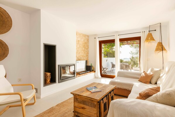 Televisión y chimenea 