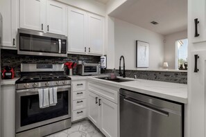 Refrigerador, microondas, horno, placa de cocina