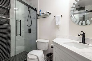 Shower, hair dryer, towels, shampoo - Redecorated | Serene| Legoland| Family-Friendly (Carlsbad)