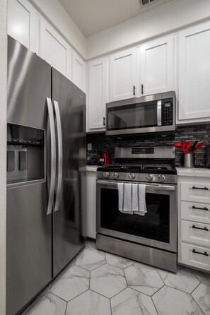 Refrigerador, microondas, horno y parrilla de estufa 