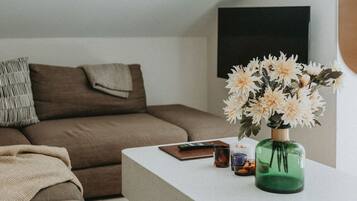 Een smart-tv, een stereo en een computerscherm
