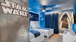 Ett rum med Star Wars-tema, utrustat med en säng, en takfläkt och en väggdekor som föreställer en karaktär.