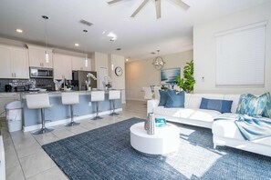 TV - 460 Modern 4Bd Townhome w/ Private Pool (Davenport)