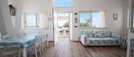 Villa, Meerblick | Wohnbereich | 32-Zoll-Flachbildfernseher mit Satellitenempfang