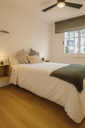 3 bedrooms, desk, iron/ironing board, travel cot - 10 minutes from the beach! 10 minutes walk to the center.bright and quiet. (Pontevedra)