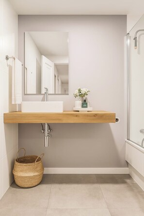 吹风机、毛巾、肥皂、洗发水