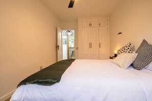 3 Schlafzimmer, Schreibtisch, Bügeleisen/Bügelbrett, Reisekinderbett