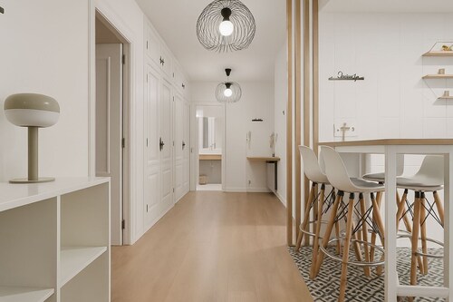 10 minutes from the beach! 10 minutes walk to the center.bright and quiet.