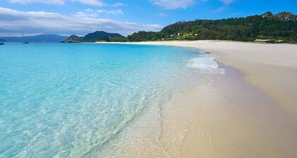 10 minutes from the beach! 10 minutes walk to the center.bright and quiet.