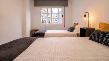 3 slaapkamers, een bureau, een strijkplank/strijkijzer, reisbedje