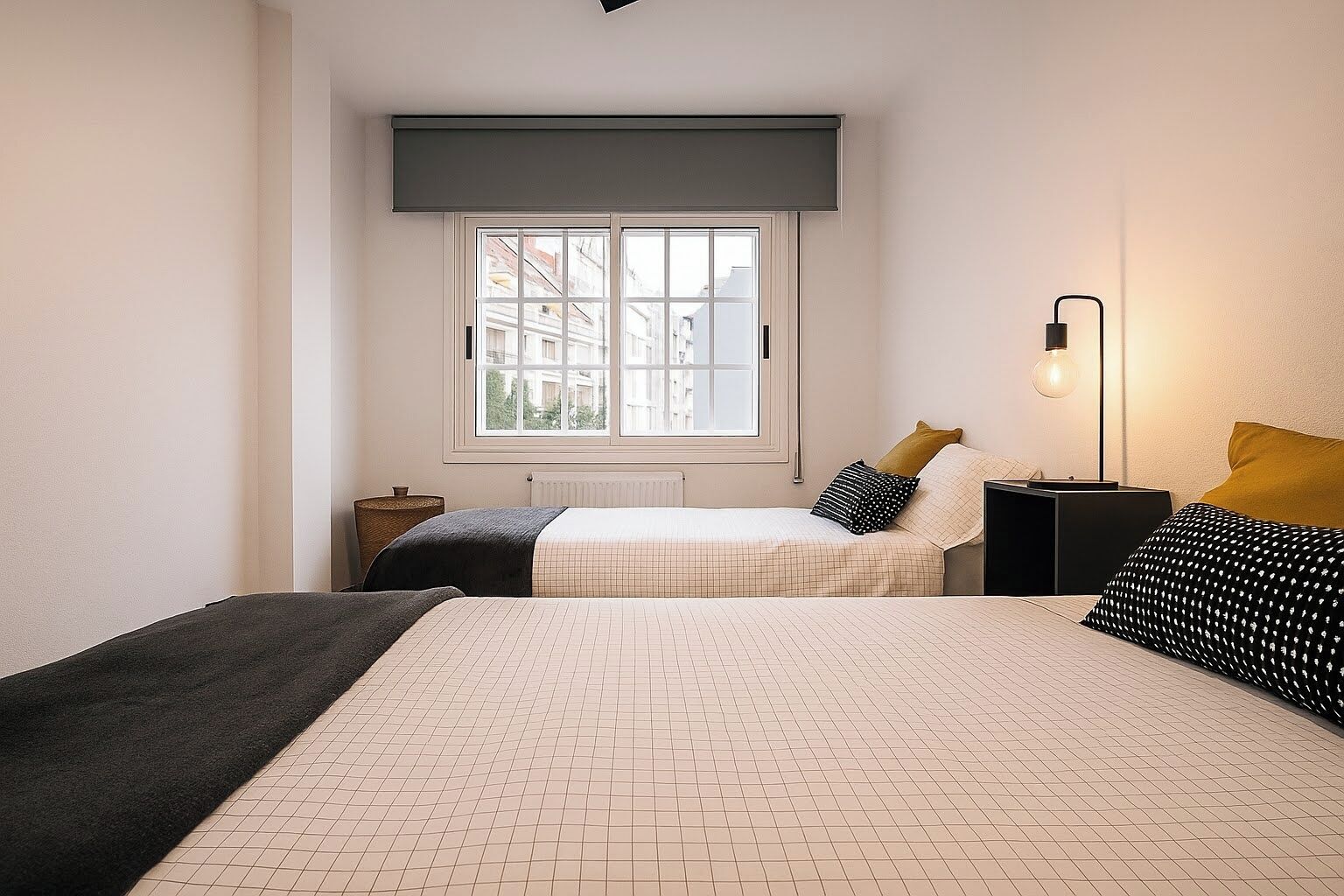 3 slaapkamers, een bureau, een strijkplank/strijkijzer, reisbedje