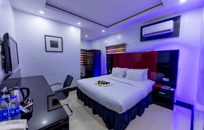 2 makuuhuonetta, tallelokero huoneessa, työpöytä, silitysrauta/-lauta