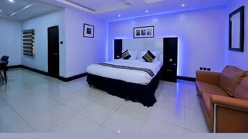 2 chambres, coffres-forts dans les chambres, bureau