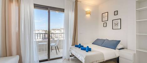 4 bedrooms, desk, WiFi, bed sheets