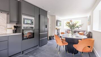 Deluxe Cottage | Private kitchen | Electric kettle