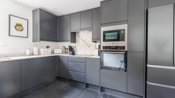 Deluxe Cottage | Private kitchen | Electric kettle