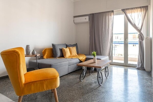 Chambre Triple Familiale, balcon | Coin séjour