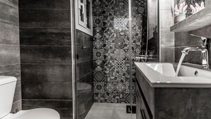 Ein modernes Badezimmer mit Toilette, Dusche und Waschbecken.
