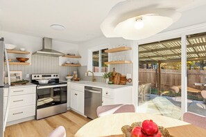 Jääkaappi, mikroaaltouuni, uuni, liesi