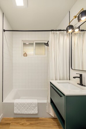 Hair dryer, towels - The Chic Retreat - Nestled in Cedar Mill (Portland)