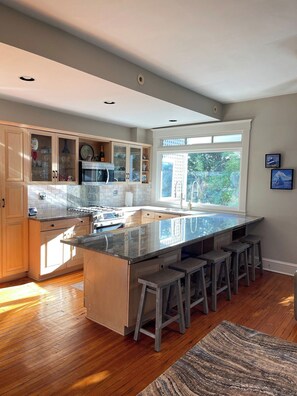 Fridge, microwave, oven, stovetop - Historic Annapolis Treasure (Annapolis)