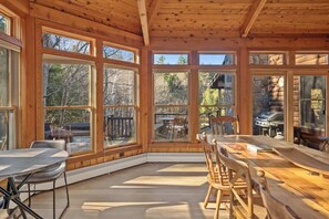 Dining - The Dover Hideaway | Hot Tub & Close to Mt. Snow (Brattleboro)