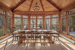 Dining - The Dover Hideaway | Hot Tub & Close to Mt. Snow (Brattleboro)