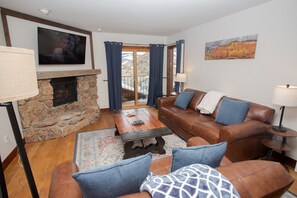 Smart-tv, een open haard en een stereo