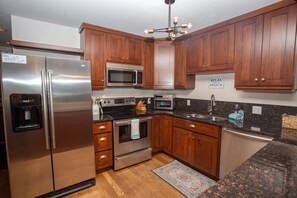 Een koelkast, een microgolfoven, een oven, een kookplaat