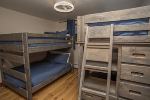 2 bedrooms, desk, WiFi, bed sheets