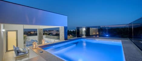 2 outdoor pools, a heated pool, pool umbrellas, sun loungers