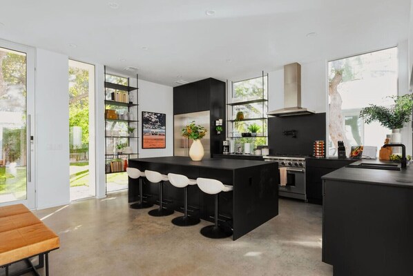 Refrigerador, microondas, horno y lavavajillas 