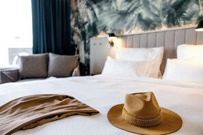 In-room safe, laptop workspace, soundproofing, free WiFi - Motel One Paris-Porte de Versailles (Issy-les-Moulineaux)
